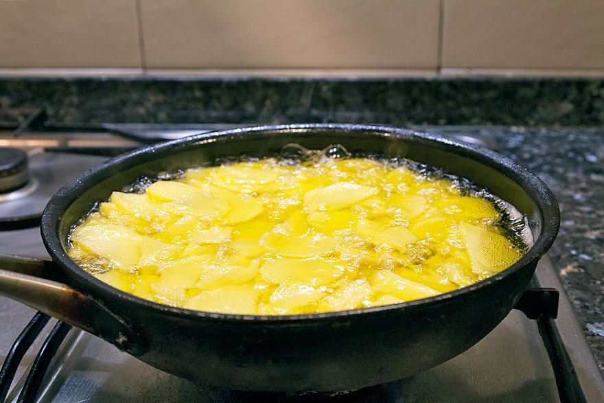 make tortilla de patatas