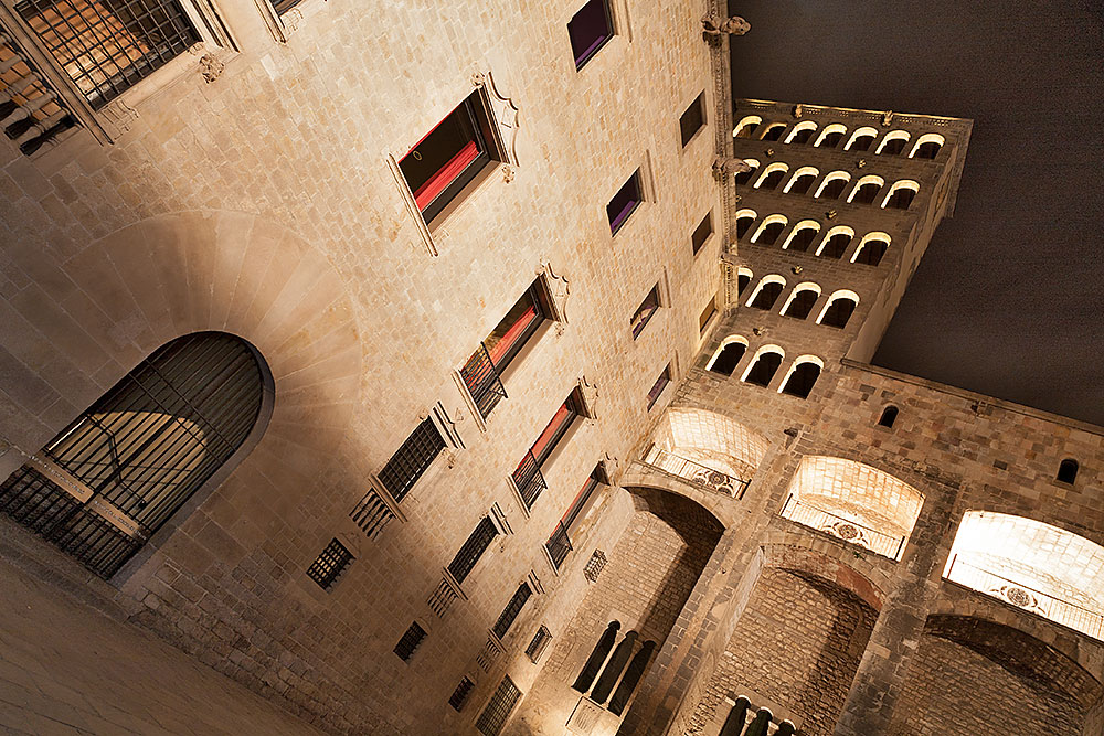 What to do at night in Barcelona: the Gothic Quarter 